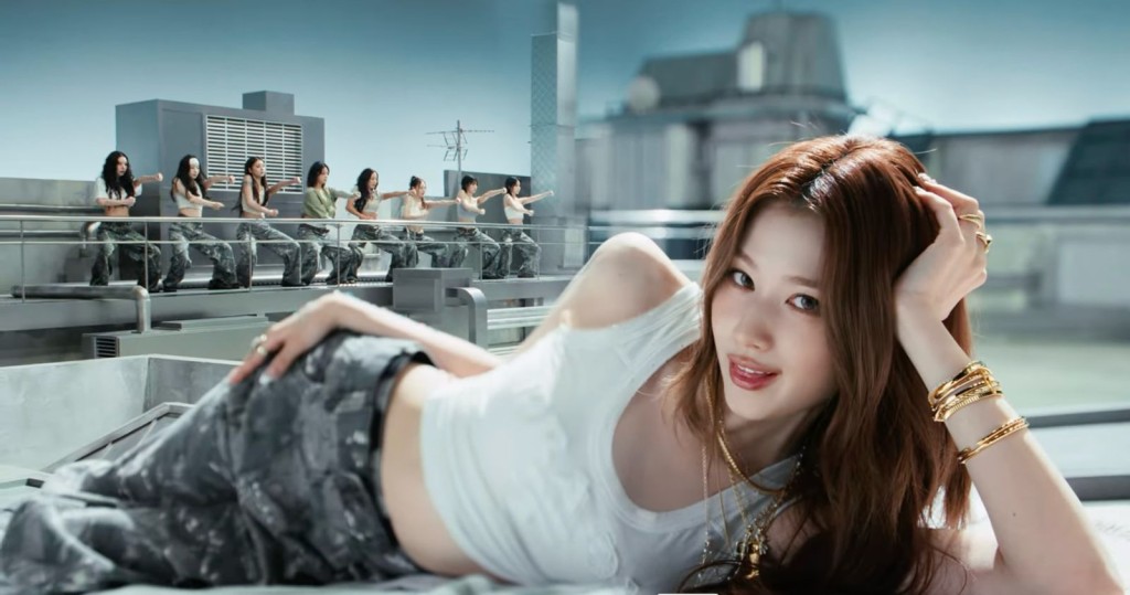 TWICE今日亦於同時間公開新歌《THIS IS FOR》。