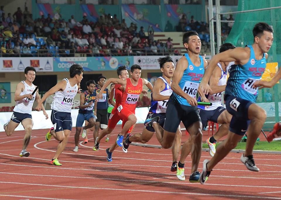 港接力队(蓝衫)曾在2017年于印度上演的亚洲锦标赛跑出39秒53夺得铜牌。资料图片