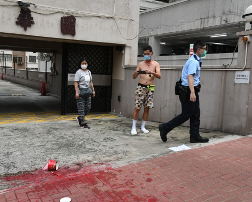 遭潑紅油男事主自行清理後拒絕送院。