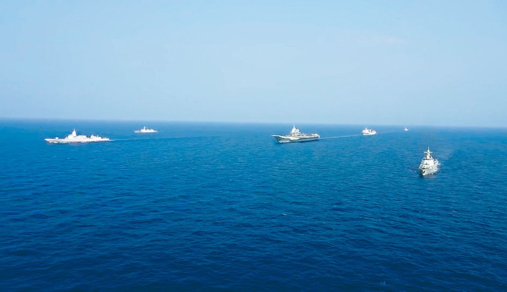 在台灣東部海域的大陸山東艦航母編隊。
