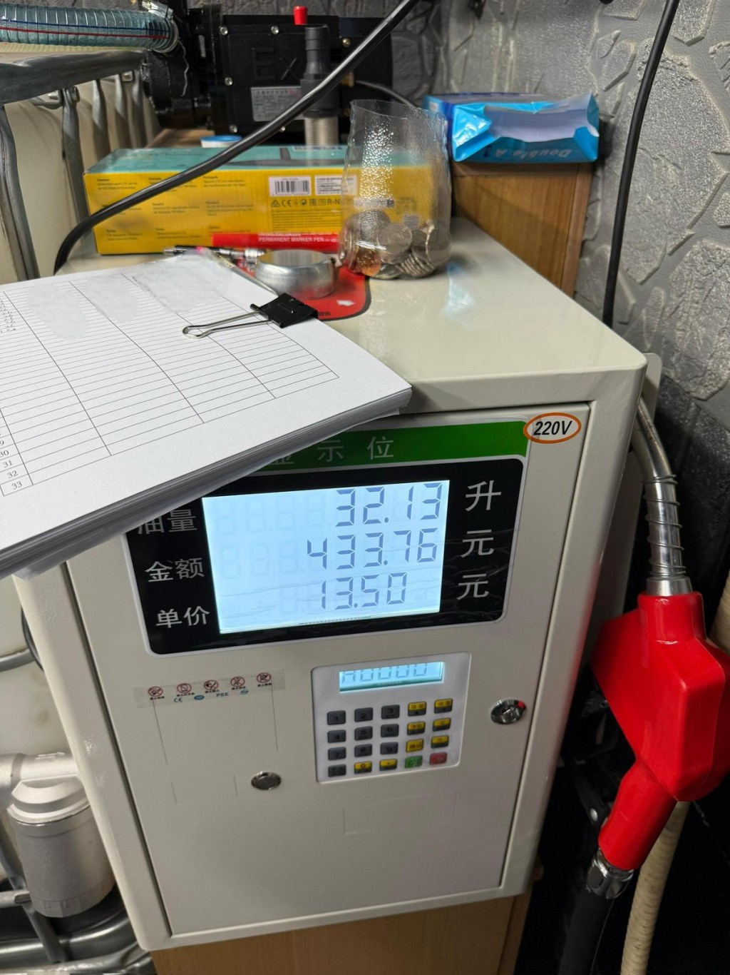 消防在单位内发现油缸、油枪、油喉等入油工具。杨伟亨摄