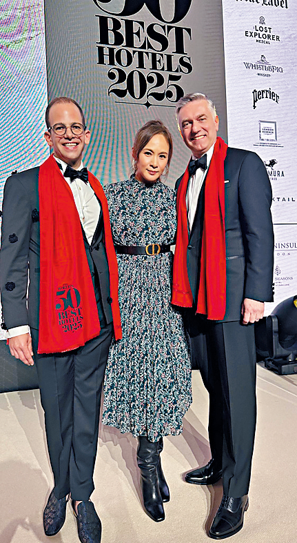 獲第2名佳績的「曼谷四季酒店」,亞太區公共關係與傳播區域總監Dan Schacter(左)及總經理Lubosh Barta喜上眉梢,深感榮幸。 獲第2名佳績的「曼谷四季酒店」,亞太區公共關係與傳播區域總監Dan Schacter(左)及總經理Lubosh Barta喜上眉梢,深感榮幸。