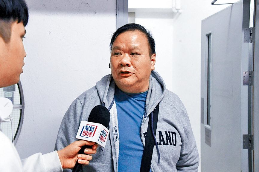 翟先生认为，除了追究车主责任，更应尽快把长期占据停车位的车辆拖走。