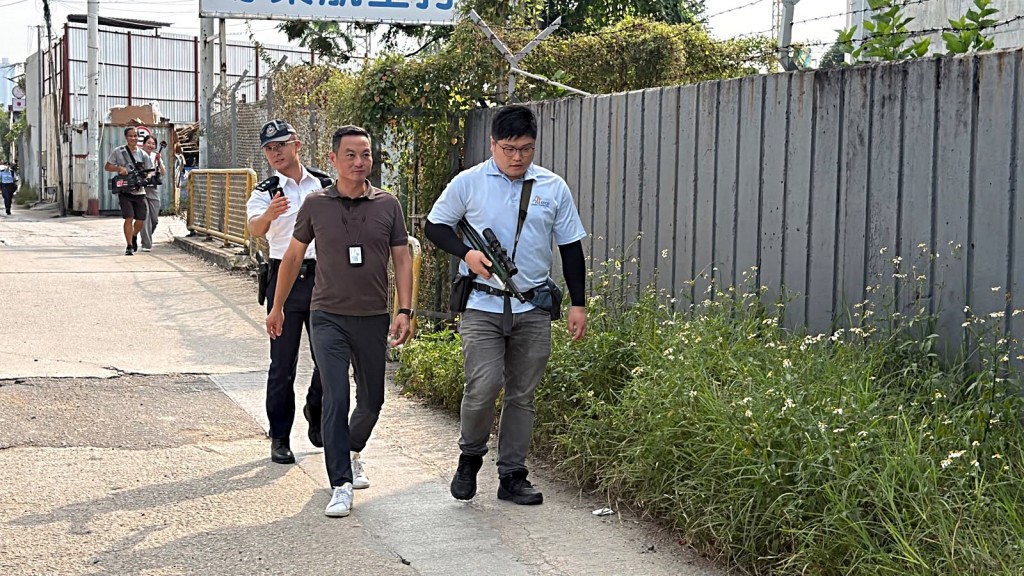 漁護署人員手持麻醉槍。梁國峰攝 漁護署人員手持麻醉槍。梁國峰攝