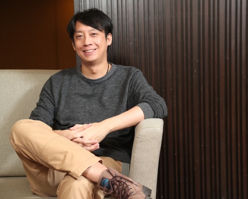 馮志強笑言兒時養寵物鸚鵡，獲啓發拍出今次作品。