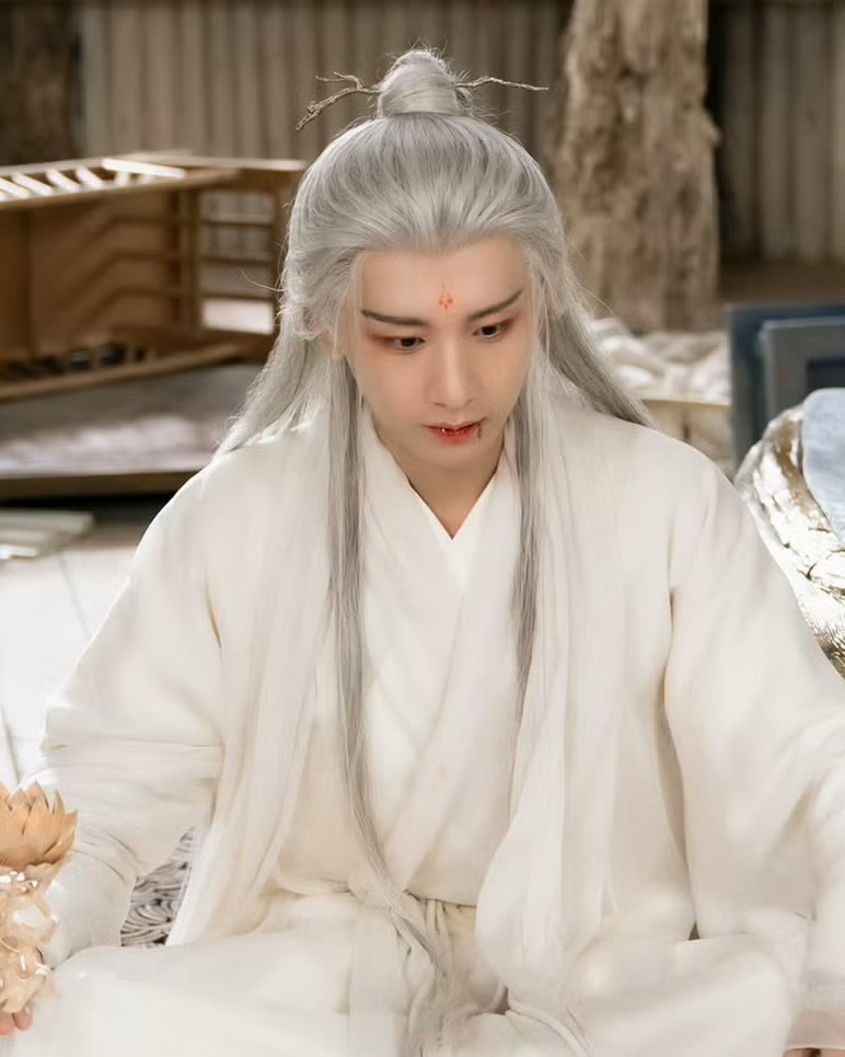 成毅出演劇集《琉璃》走紅，有古裝男神之稱。微博