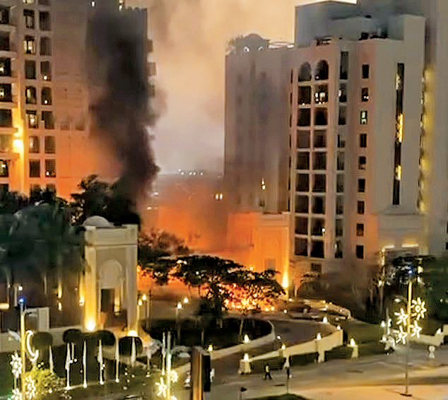 杜拜棕櫚島一間豪華酒店遭遇空襲後發生火災。