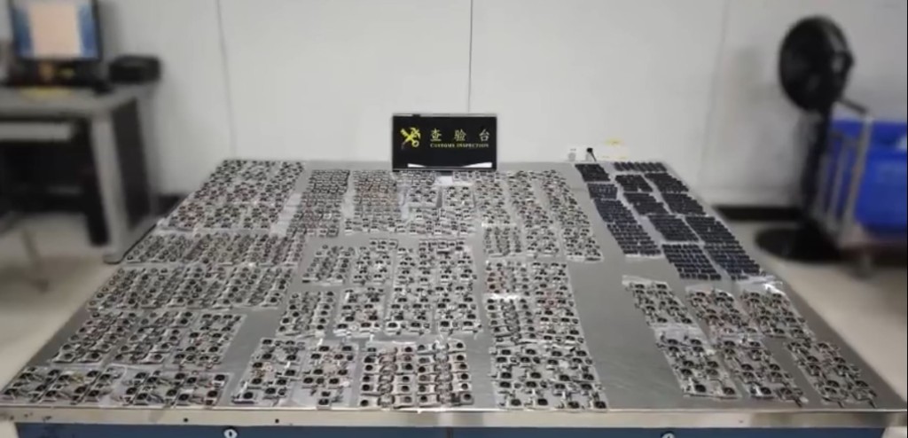 羅湖海關關員截獲有旅客在褲腳內綑綁着1378箇舊手機鏡頭，企圖闖關。海關發佈