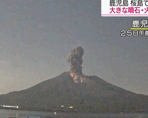 樱岛火山凌晨爆发火山口现阵阵火光。NHK