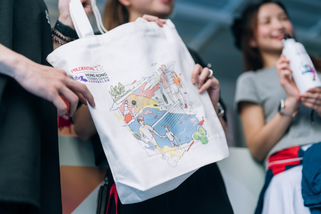 限量版環保袋由Ztoryteller插畫師設計，帶出一個網球盛事如何將一家人連繫起來的訊息。