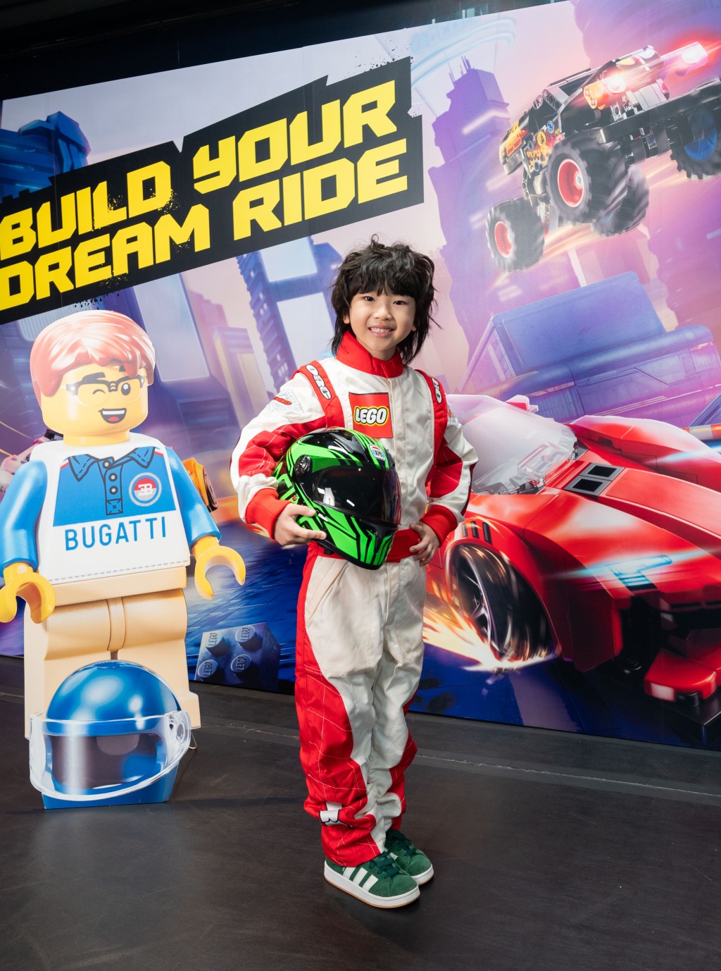 穿上真實賽車手的裝備， 好威風呀！（圖片來源：LEGO ）