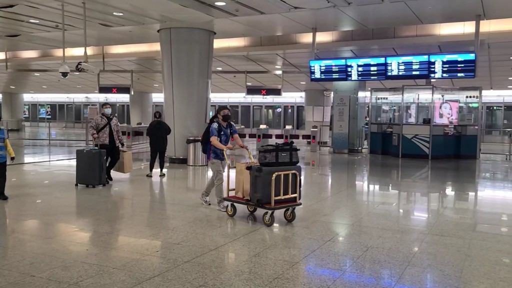 旅客可向職員借用行李車，由出閘口直推車至的士站上車。