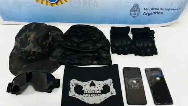 警方查扣了兩部手機以及其用於偽裝的面具。X@PFAOficial 警方查扣了兩部手機以及其用於偽裝的面具。X@PFAOficial