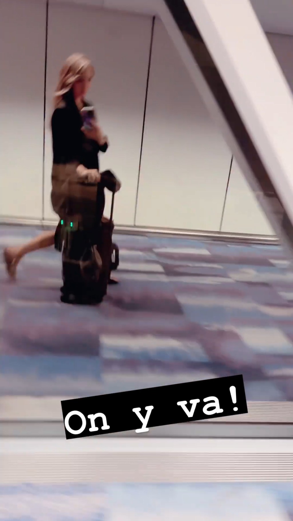 官恩娜一個人拖住行李箱輕鬆上機。