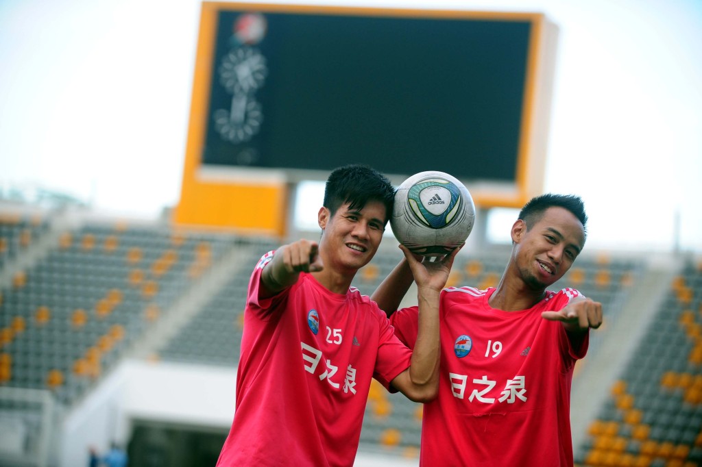 球员时代，黄镇宇努力作赛，代表晨曦与郑少伟一起在前线冲锋。 资料图片
