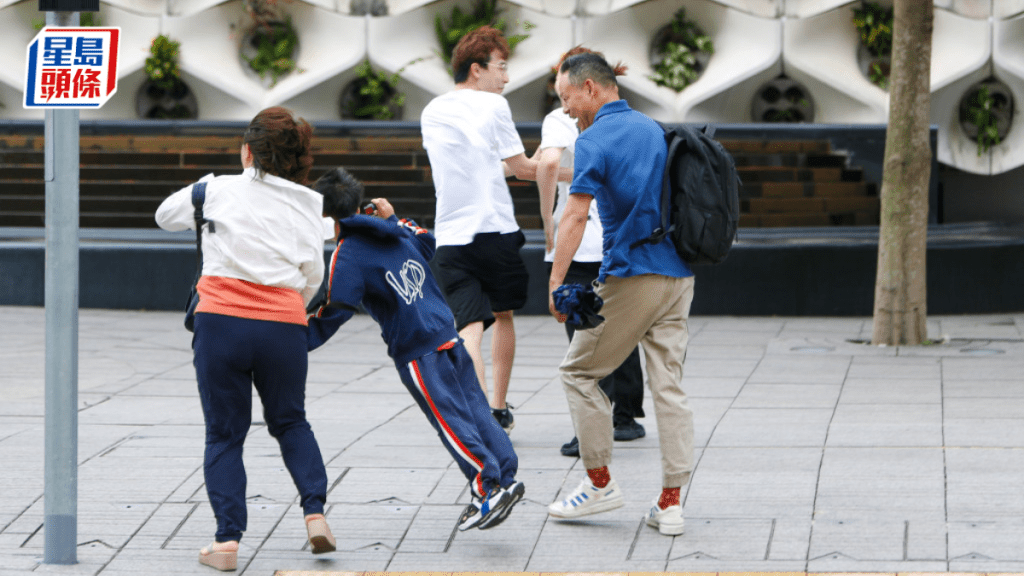 颱風泰利侵襲期間，尖沙嘴海傍附近狀況，有體型輕巧的小朋友疑被強風吹起。（丹尼爾攝）