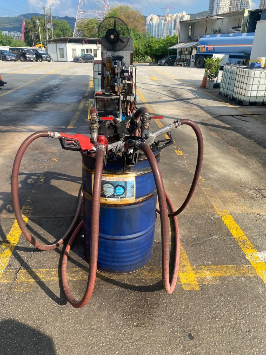 消防处在打击非法燃油转注活动中检获的储油桶和入油工具。