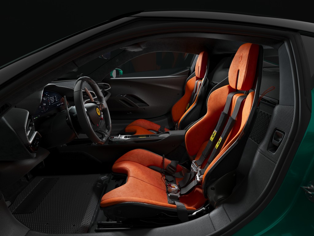 法拉利Ferrari 296 Speciale加強版換上輕量碳纖維門板及桶形座椅。