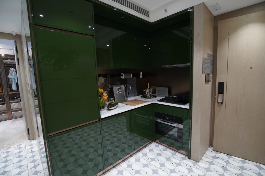 開放式廚房廚櫃用上深綠色，貫徹全屋主題。（2座28樓B室）