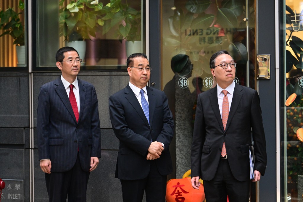 律政司司长林定国（右一）、中联办副主任刘光源（右二）迎接夏宝龙。陈极彰摄