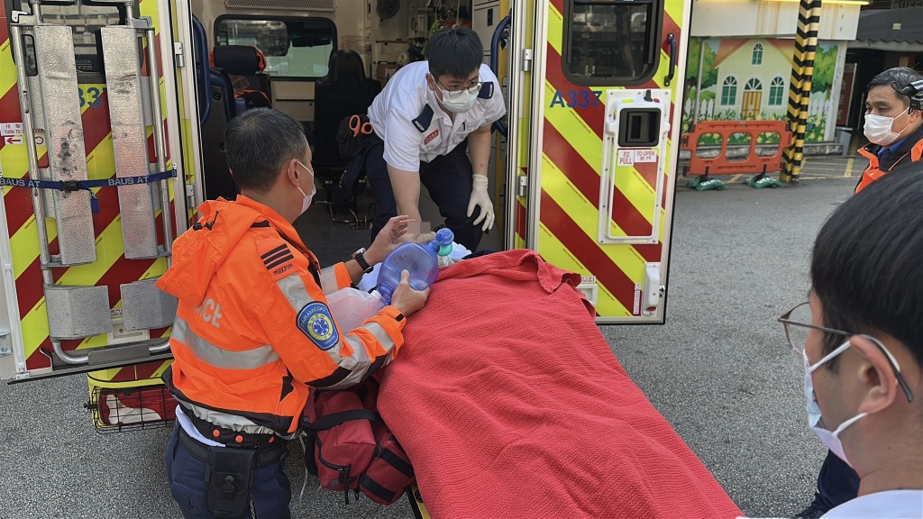 男子被救起送院。劉漢權攝