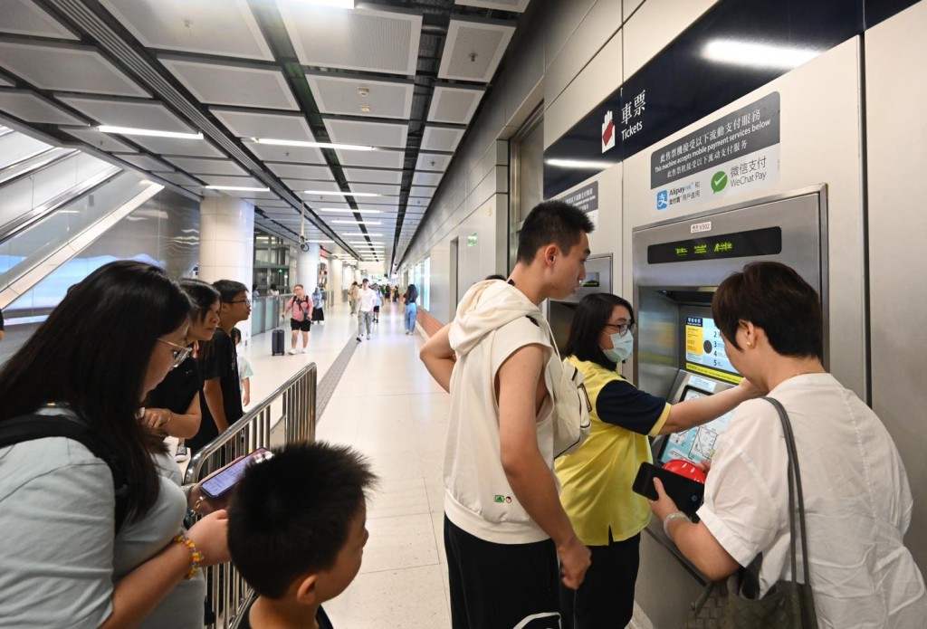 港鐵也在今個長假期額外增加共超過 900 班車。運輸及物流局FB圖片