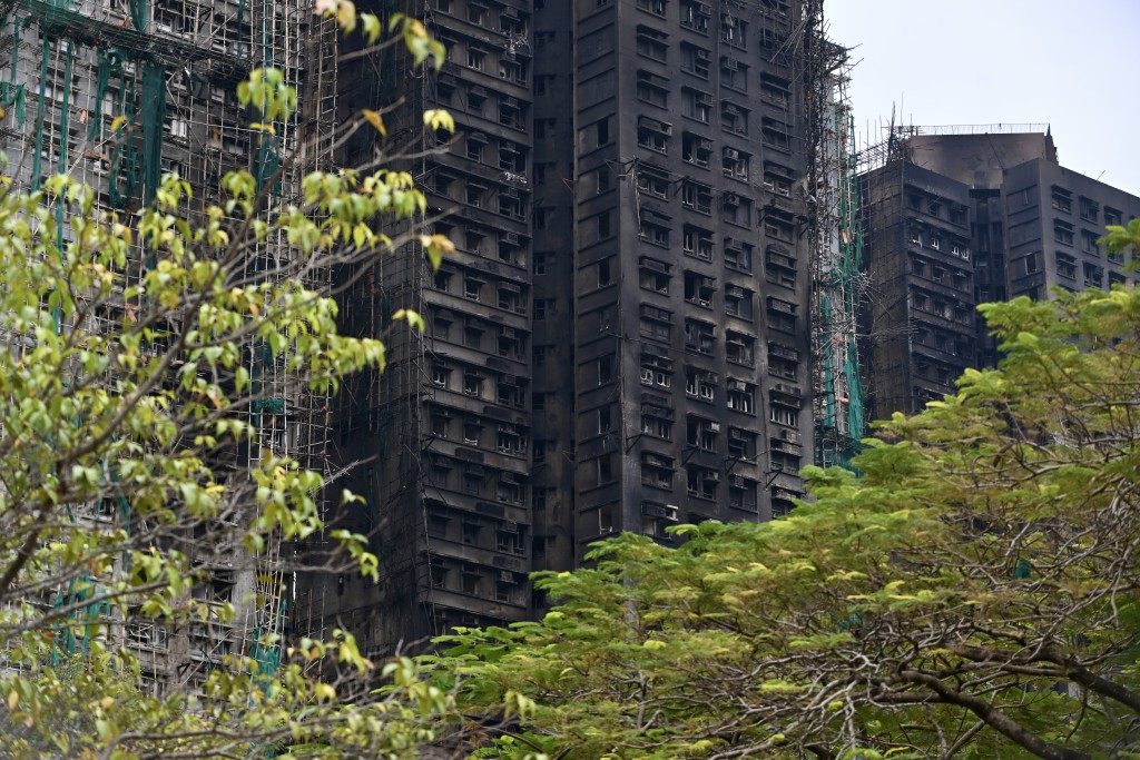 大埔宏福苑火災現場滿目瘡痍。