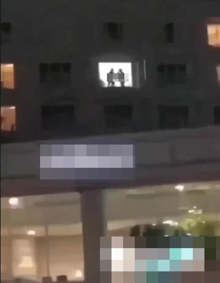 4名男女懷疑在酒店房間窗前上演「集體活春宮」 。網上截圖