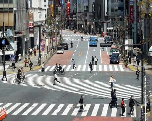 東京宣布部分場所需關閉,限制食肆營業時間。 AP
