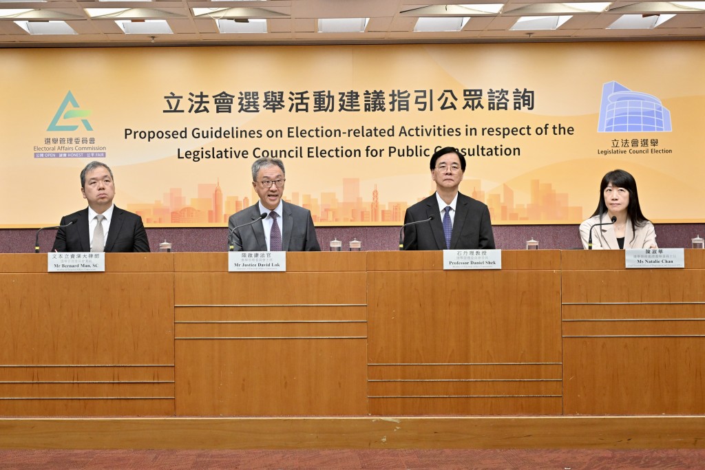 選管會主席陸啟康（左二）、選管會委員石丹理（右二）、資深大律師文本立（左一）和選舉事務處總選舉事務主任陳淑華（右一）。政府新聞處
