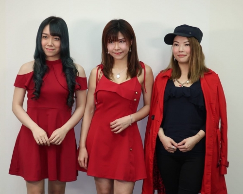 朱紀菲、林安兒與歌手陳卓瑩為手機App合唱主題曲。