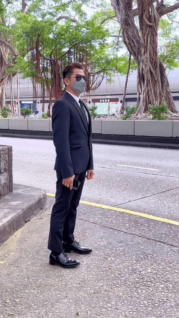 最近郭富城在路邊等車的片段在網上瘋傳​，只見他站在馬路邊的停車處等車。