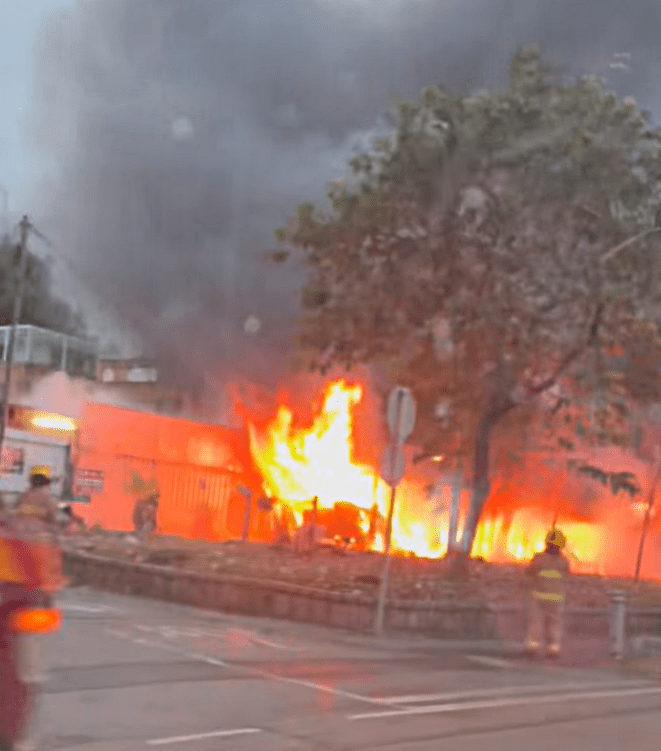 貨倉火勢猛烈。 網圖