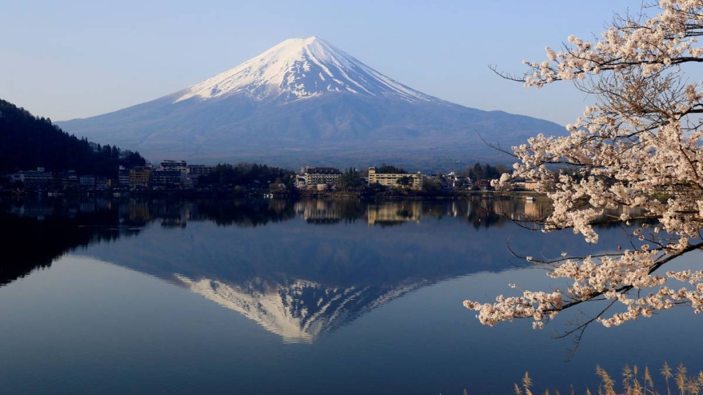 富士山風光明媚，吸引大批遊客慕名登山。路透社