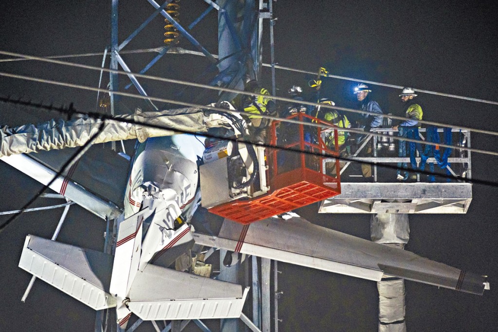 救援人员在拯救机上伤者。