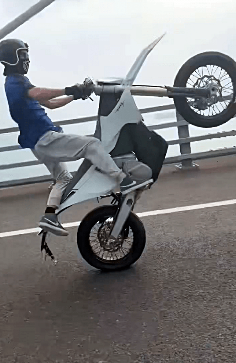 英漢在昂船洲大橋大玩單輪行駛。fb：向香港警察致敬