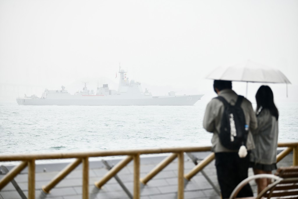 市民在岸邊觀看海南艦和長沙艦抵港情況。盧江球攝