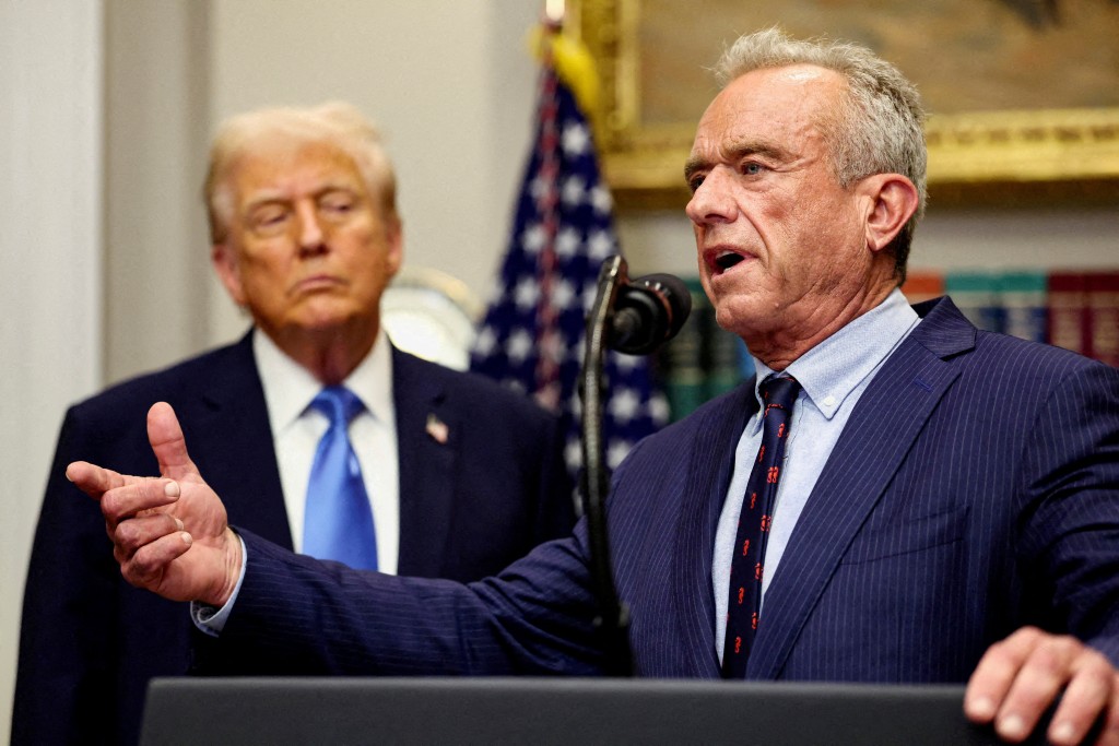 疫情亦再次把美國衞生部長小羅伯特甘迺迪（Robert F. Kennedy Jr.）的疫苗立場推到風口浪尖。路透社
