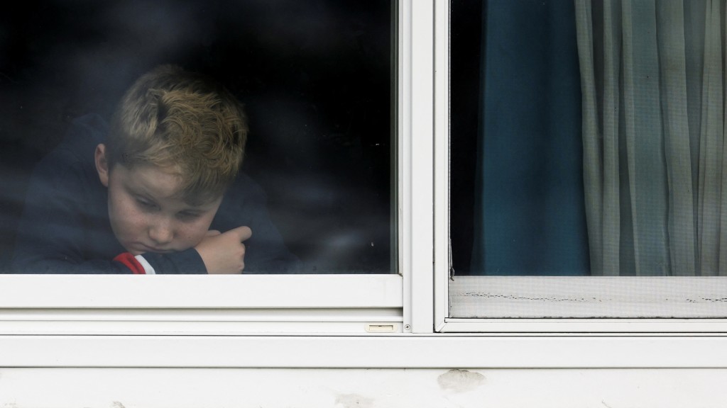當局呼籲民眾不要外出，一名9歲男孩無奈躲在家中。 路透社