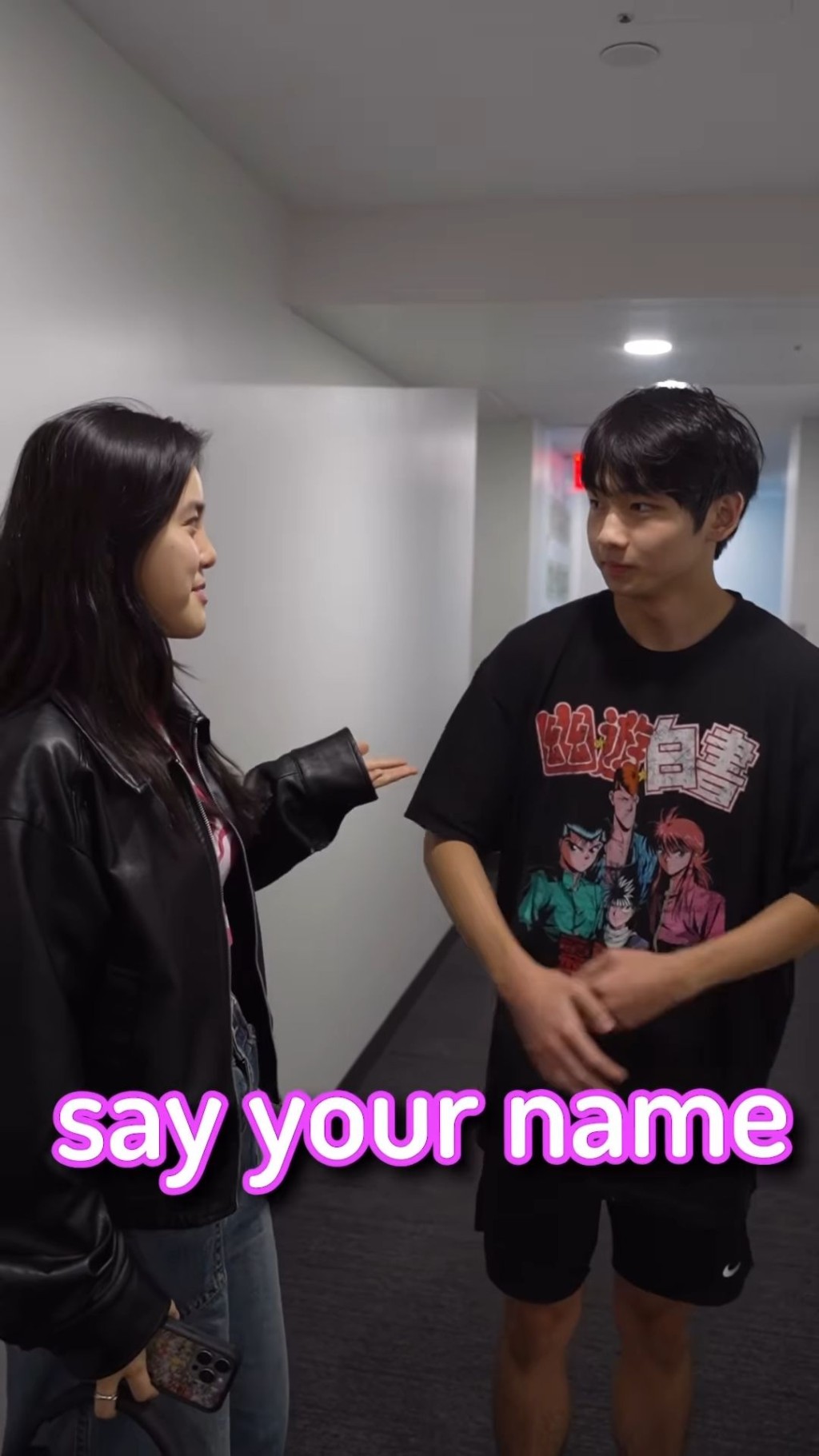 遊戲開始前，姚焯菲先向第一位挑戰者Calvin介紹自己。