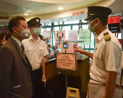食環署人員巡查餐飲業務處所。 食環署圖片