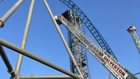 德州加爾維斯敦「歡樂碼頭」過山車故障，8學生仰躺受困高空4小時。  Galveston Fire Station