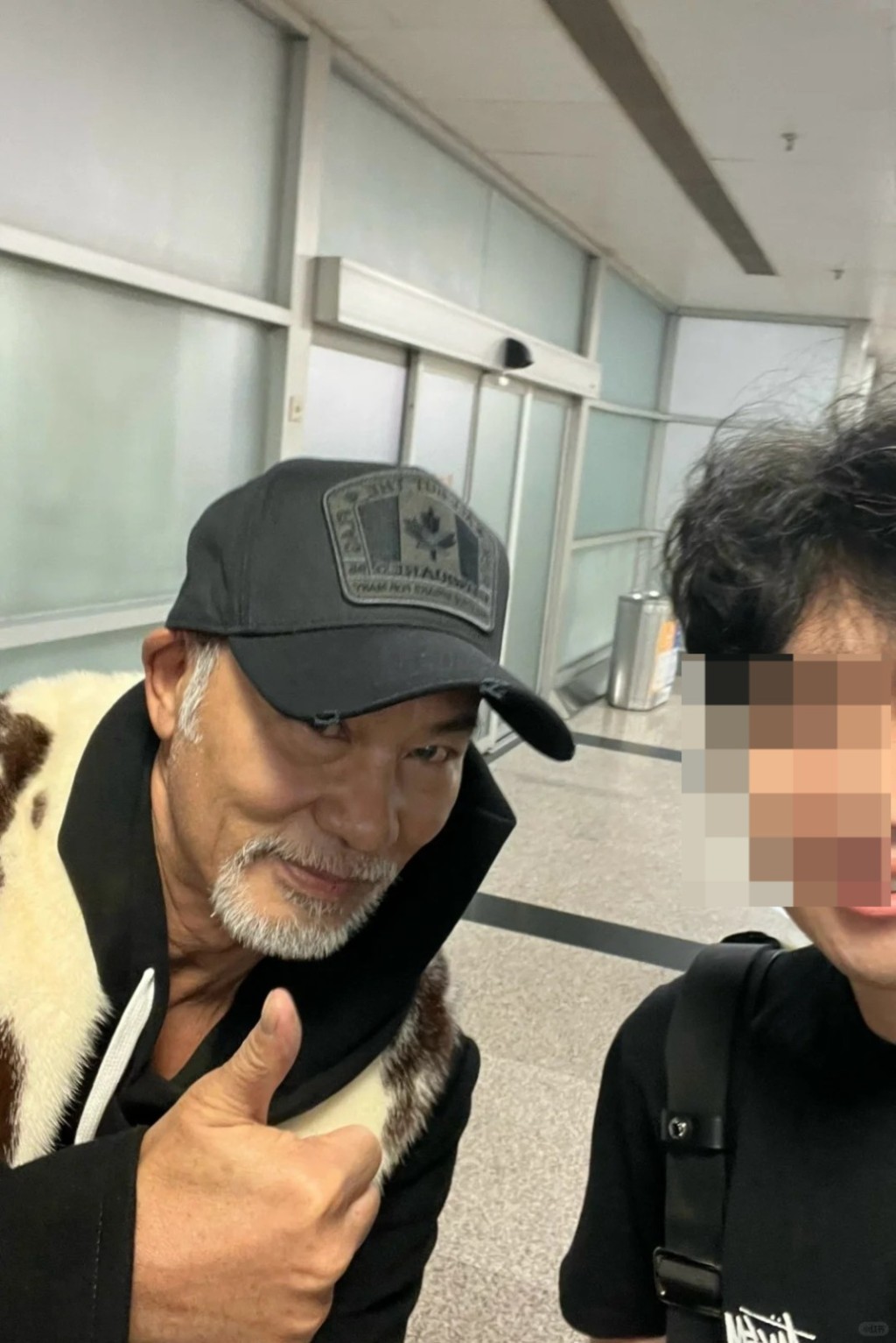 日前,有網民在小紅書上分享了兩張在廈門國際機場與任達華的合照。 日前,有網民在小紅書上分享了兩張在廈門國際機場與任達華的合照。