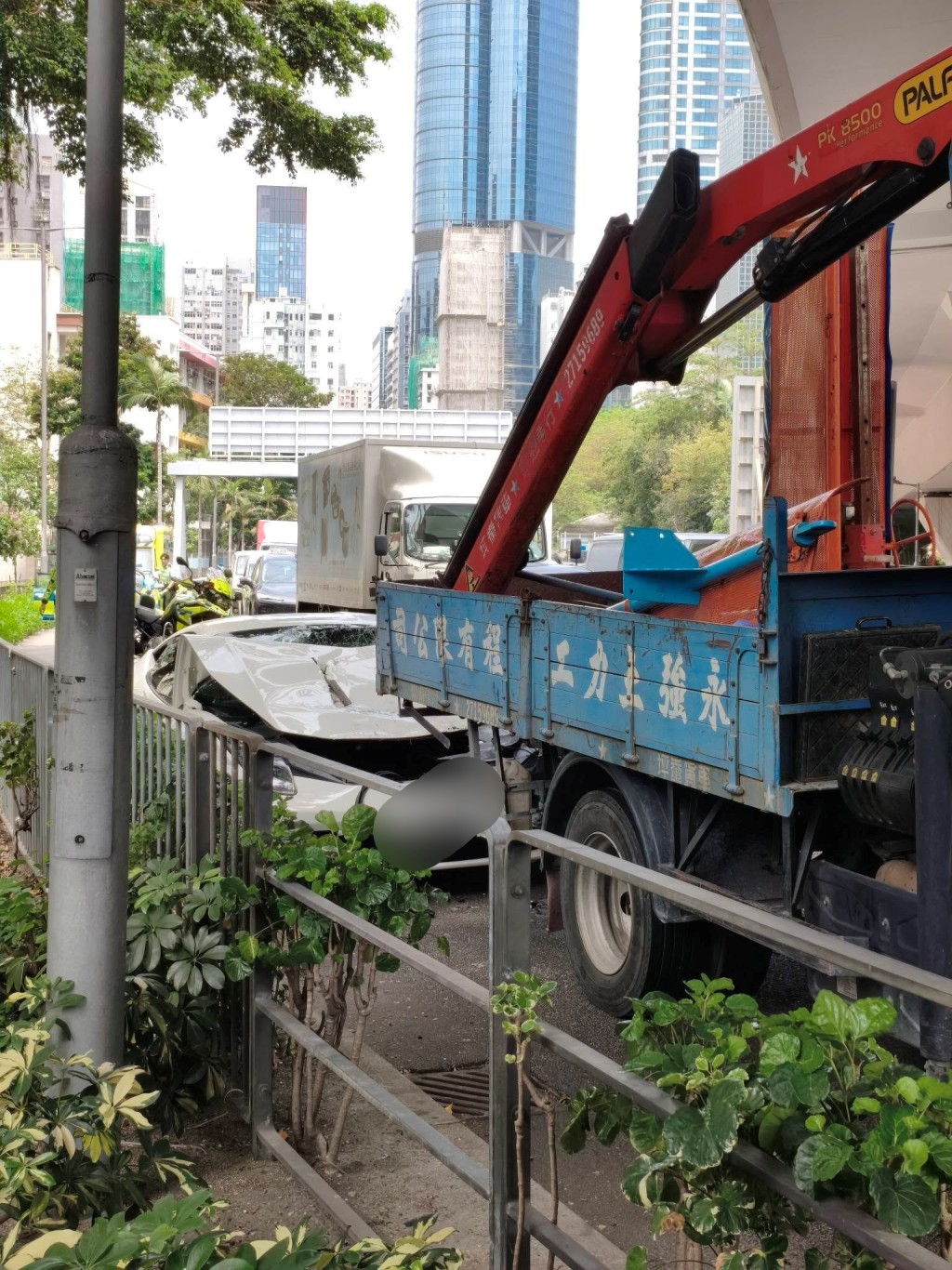 法拉利撞吊臂車尾,揭男司機酒駕。 法拉利撞吊臂車尾,揭男司機酒駕。