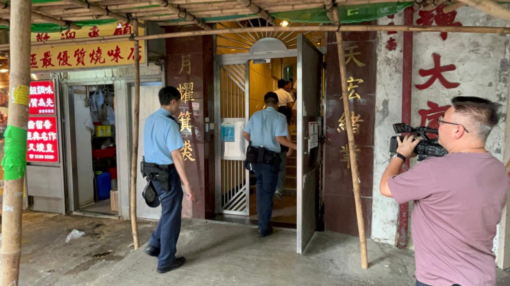 大批警員接報後趕至現場調查。曾志恆攝 大批警員接報後趕至現場調查。曾志恆攝
