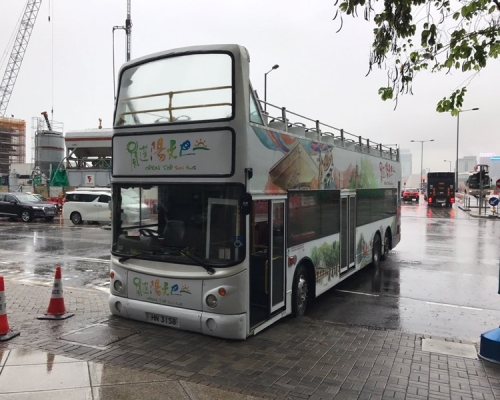 觀光巴士暴雨下剷君悅酒店外行人路。網上圖片
