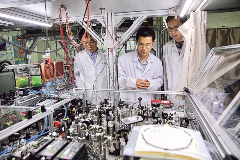 中國科學技術大學教授潘建偉和他研發的量子電腦初型。