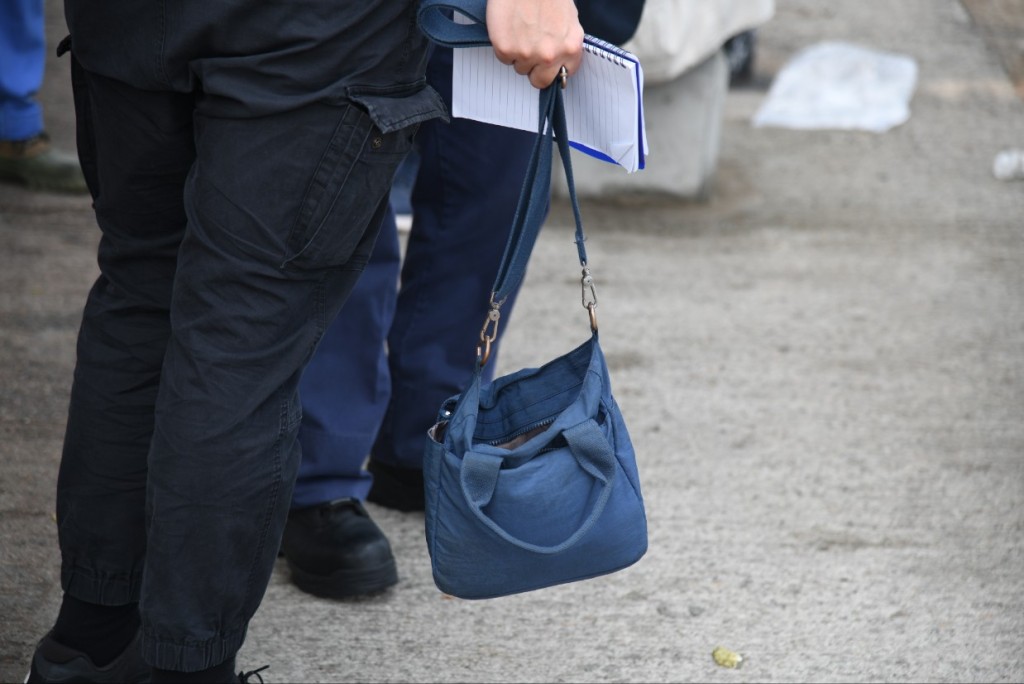 警員檢走疑為事主的袋。