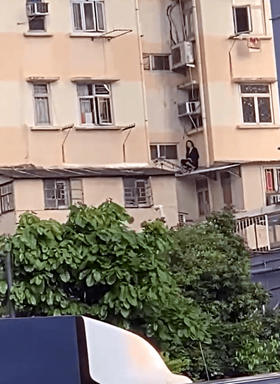 女子被困大厦簷篷顶。网图