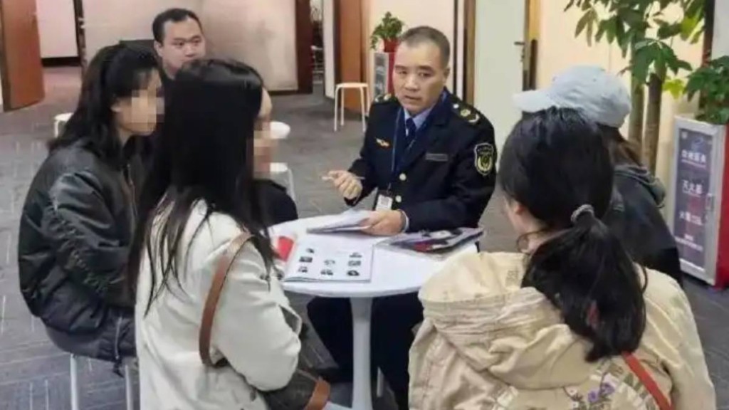 執法人員勸離多名前來「試鏡」的市民。廣州日報